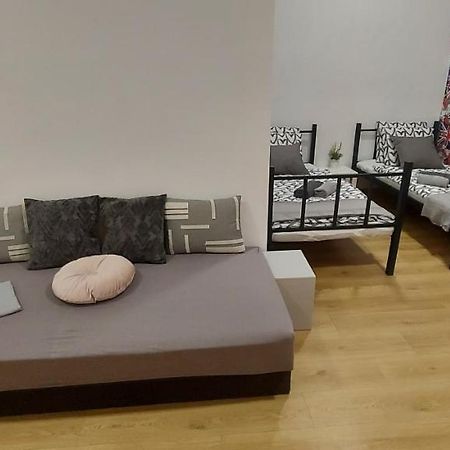 London Fog Apartment In The Party District Budapest Exterior photo